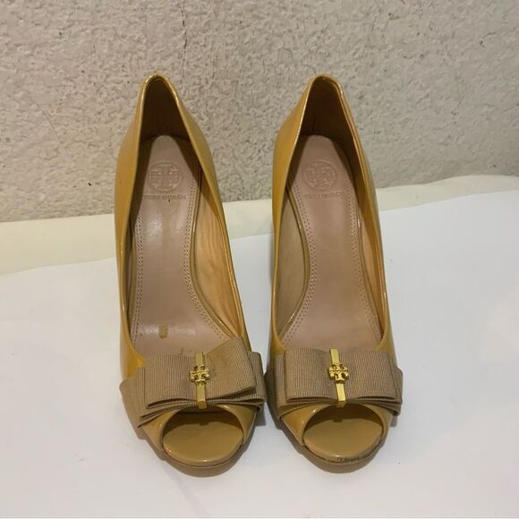 Tory Burch Trudy Open Toe Wedge Bow Patent Leather Nude 7 US Gold Logo - Picture 2 of 8